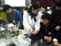 Photo image of practicing energy-environmental education in junior high school.