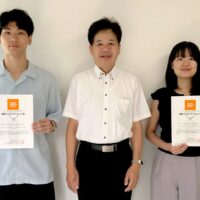 左から松永君、指導教員の下田先生、阿部さん